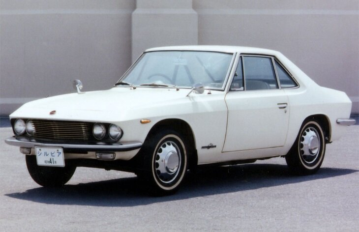 1 поколение, 1964–1968                                            Первой Nissan Silvia была модель CPS311 выпускавшаяся с 1964 по 1968 годы. Модель была разработана на той же платформе что и Fairlady 1600 Roadster, но отличалась очень стильным кузовом-купе ручной сборки. Машина использовалась в качестве патрульного полицейского автомобиля в Японии.