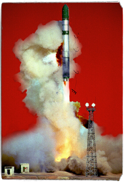 Источник: pressa-rvsn.livejournal.com. Пуск Р-36, переделанной под выведение спутников. Именно на "Воеводе" начинались эксперименты с гиперзвуковыми глайдерами ещё в 80-е.