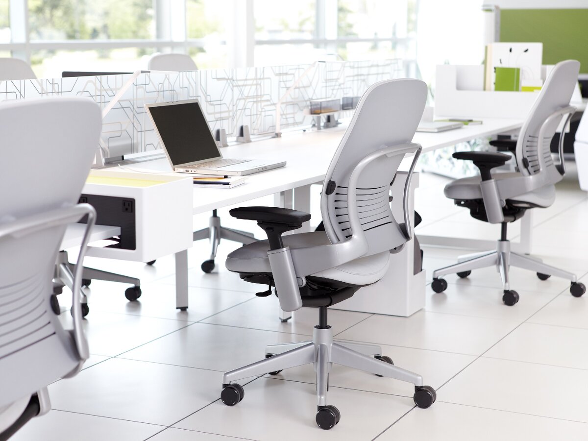 Кресла, кофе и самокаты - особенности работы АХО в офисах технологических компаний.