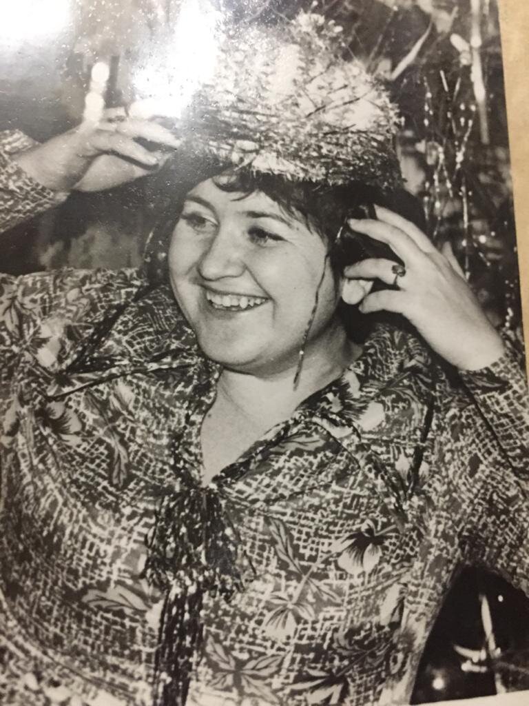 Мама примеряет мою шапочку