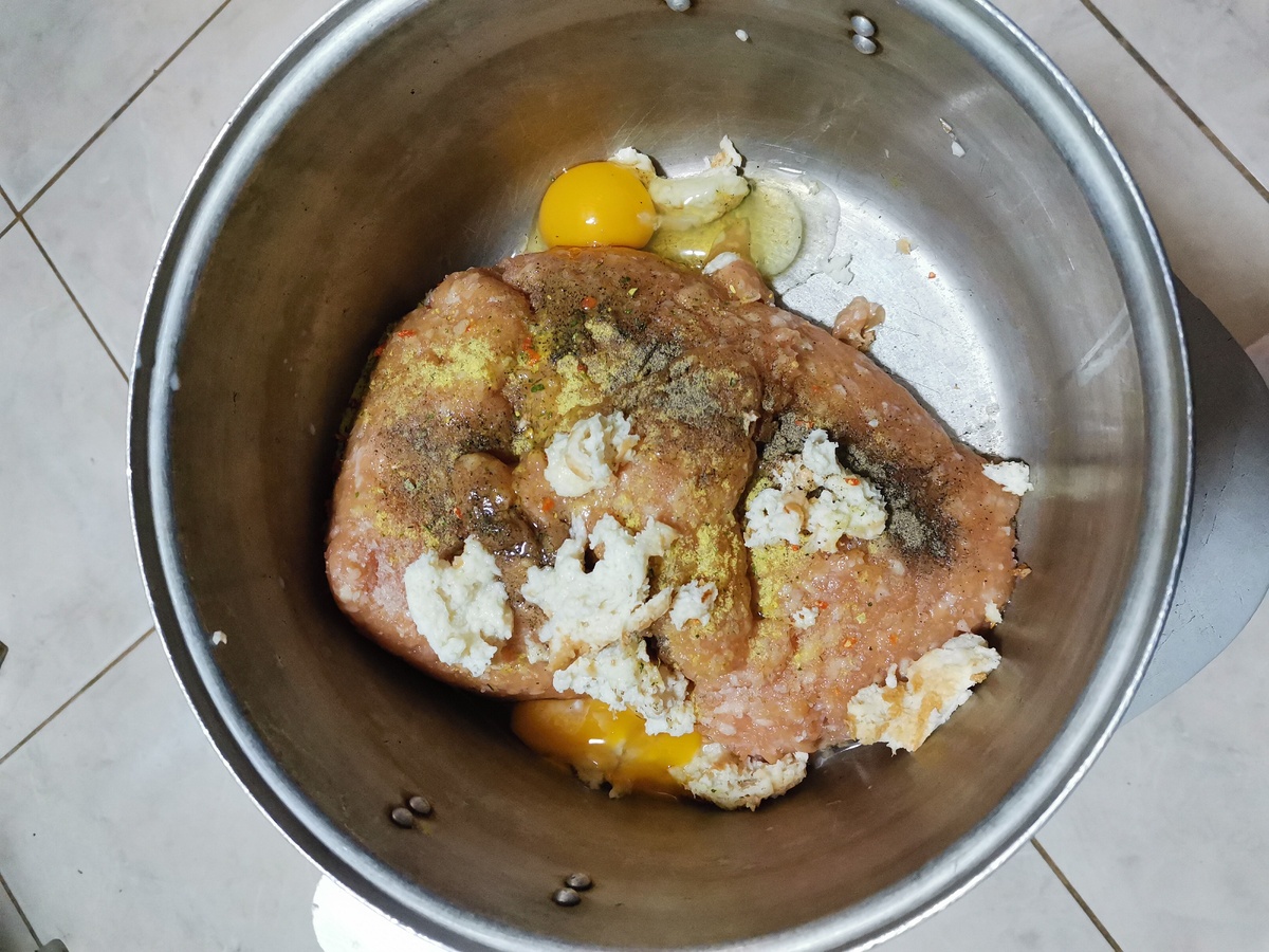 На 1 кг куриного фарша 2 куриных яйца. 