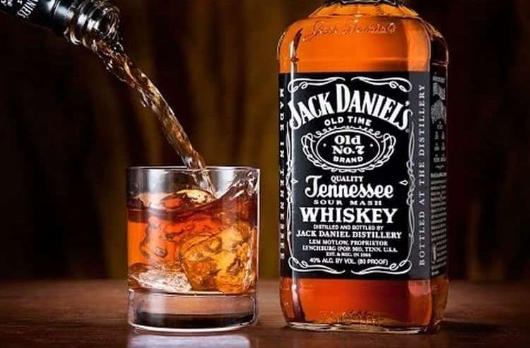 Этот вид имеет наибольшее количество наград
Его можно встретить в двух вариациях – Black и Green. Их отличие состоит в том, что для Black используются спирты из бочек с нижних ярусов вискихранилища, а для Green – из бочек верхних этажей, которые созревают быстрее.