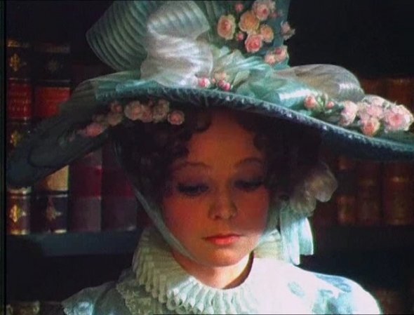 Советский фильм «Красное и чёрное» – парад нарядов, причёсок и шляпок эпохи бидермейер (конец 1820-х)