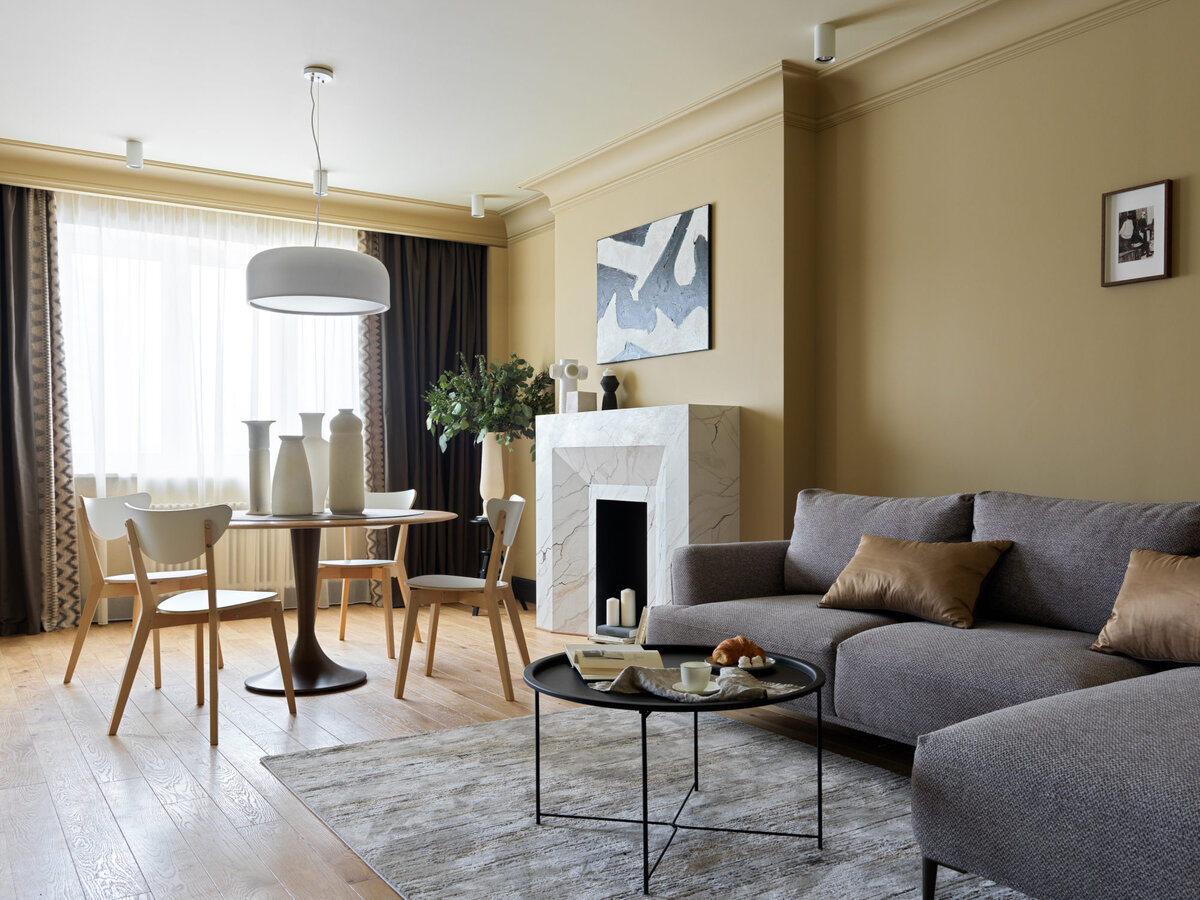 Гостиная. Диван, Dantone Home; журнальный столик, Jysk; обеденный стол, La Redoute; стулья IKEA; потолочный светильник, Gramercy Home; архитектурный свет, Aledo; аксессуары, Ceramum; живопись Клима Петина; дубовый паркет “Заря”; потолочная лепнина Orac Décor, краска, Little Greene.