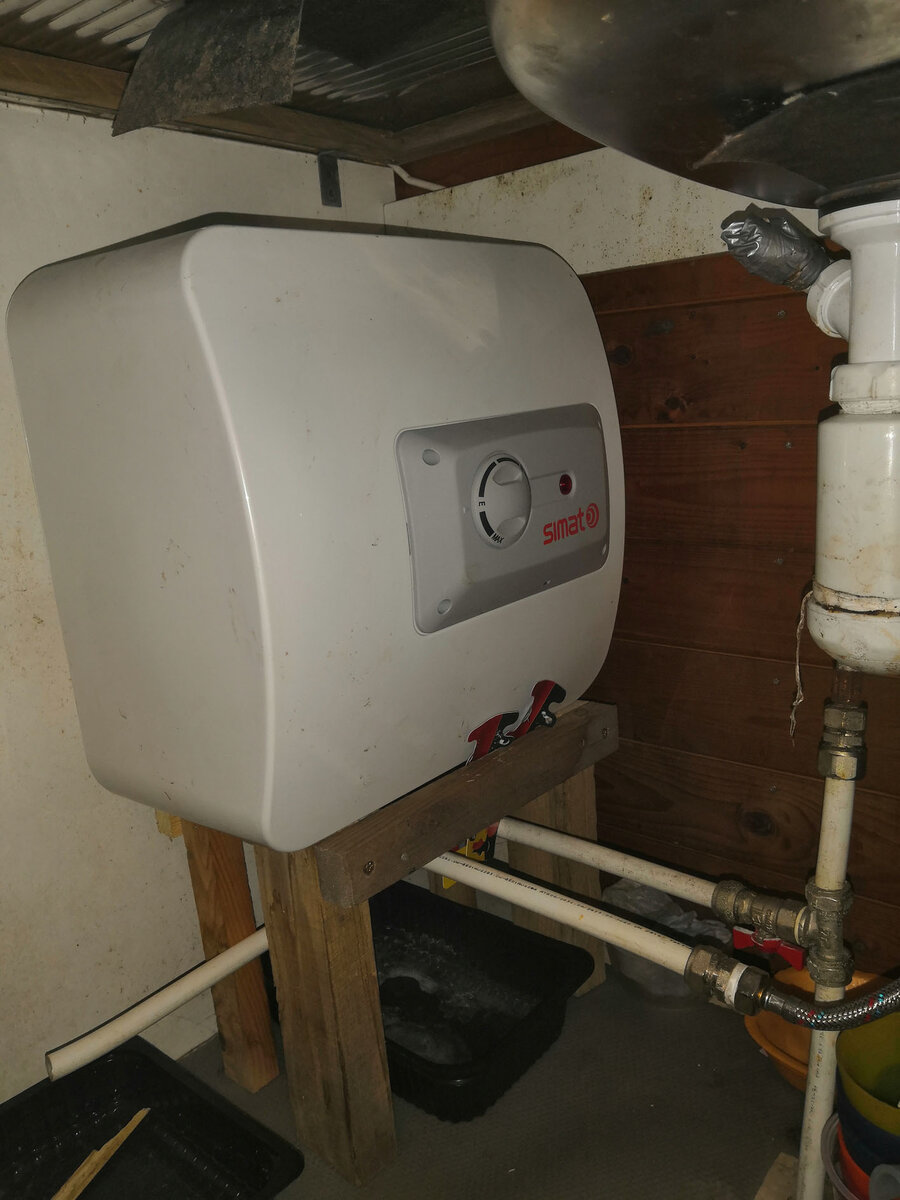 Простая схема подключения нагревателя воды со сливом.