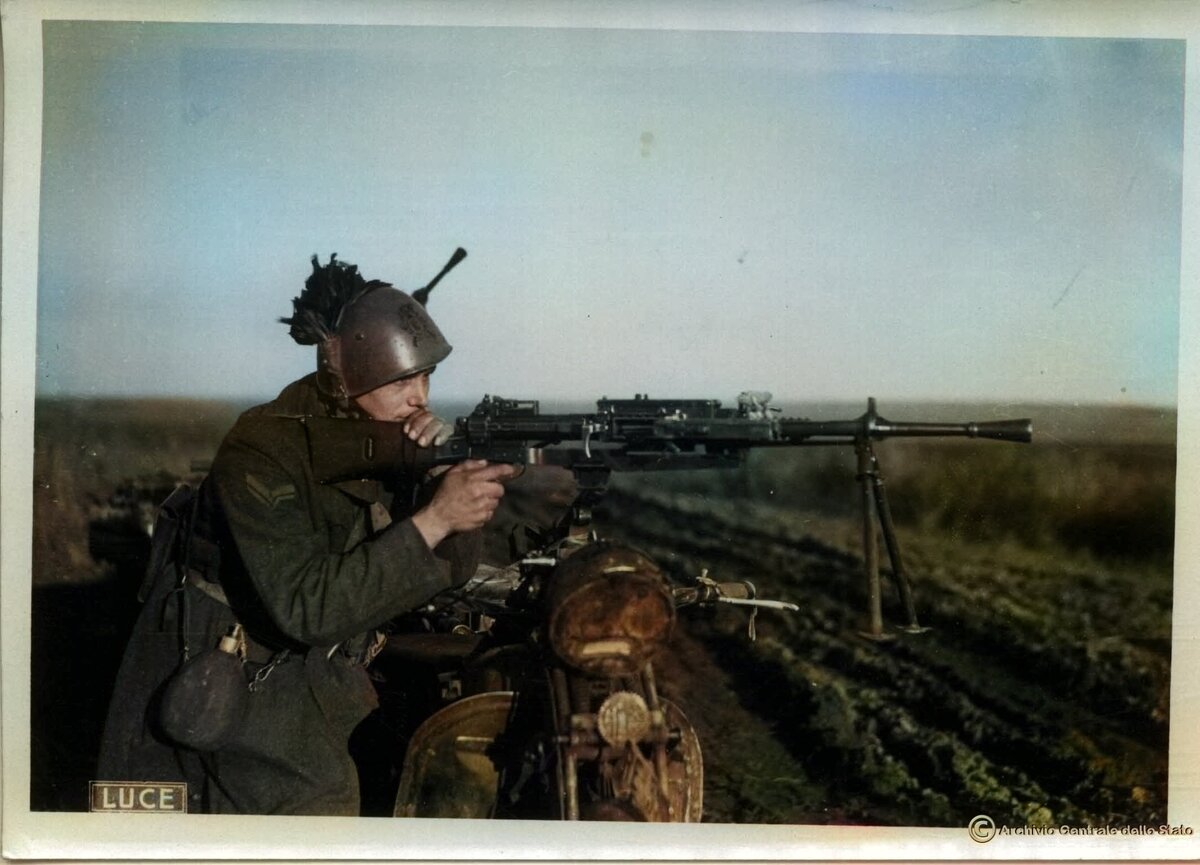 Скорее всего речь идёт о итальянском ручном пулемёте Breda Mod. 30. На восточном фронте, в условиях зимы, данное оружие постоянно клинило. 