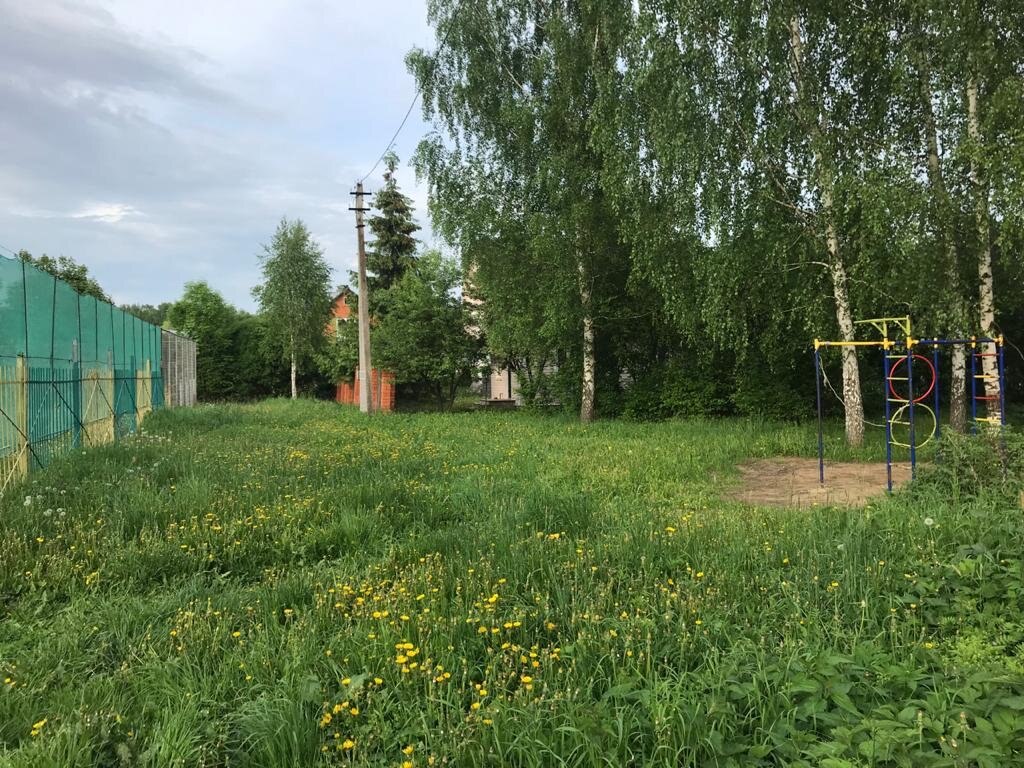 Детская площадка. Песочницы уже нет в этом году