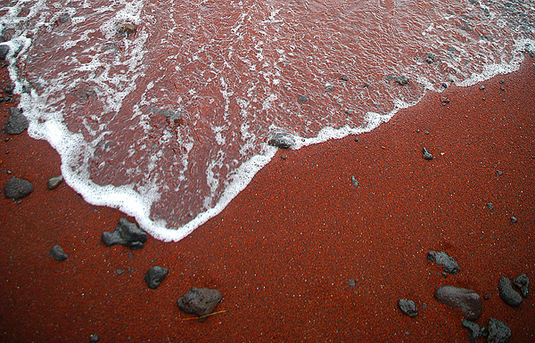 Красный песок гавайского пляжа Кайхалулу.