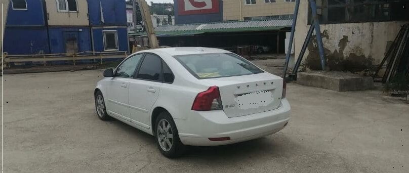 Volvo S40, сзади смотрится вполне симпатично.