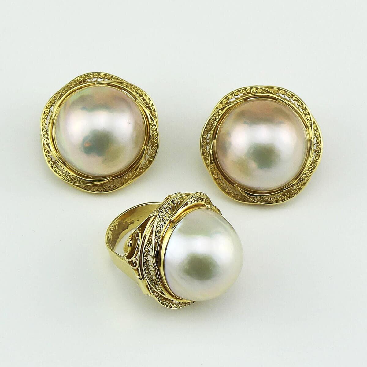 Золотой комплект с жемчугом Mabe Pearl. 