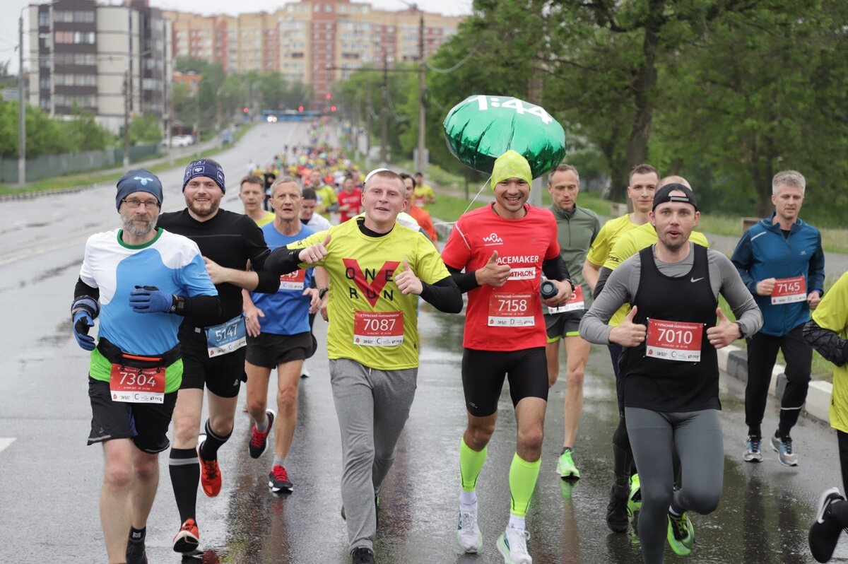 Сергей Панченко (7304) бежит с пейсмейкером и группой товарищей на полумарафоне в Туле. Фото со страницы Сергея в "ВК".