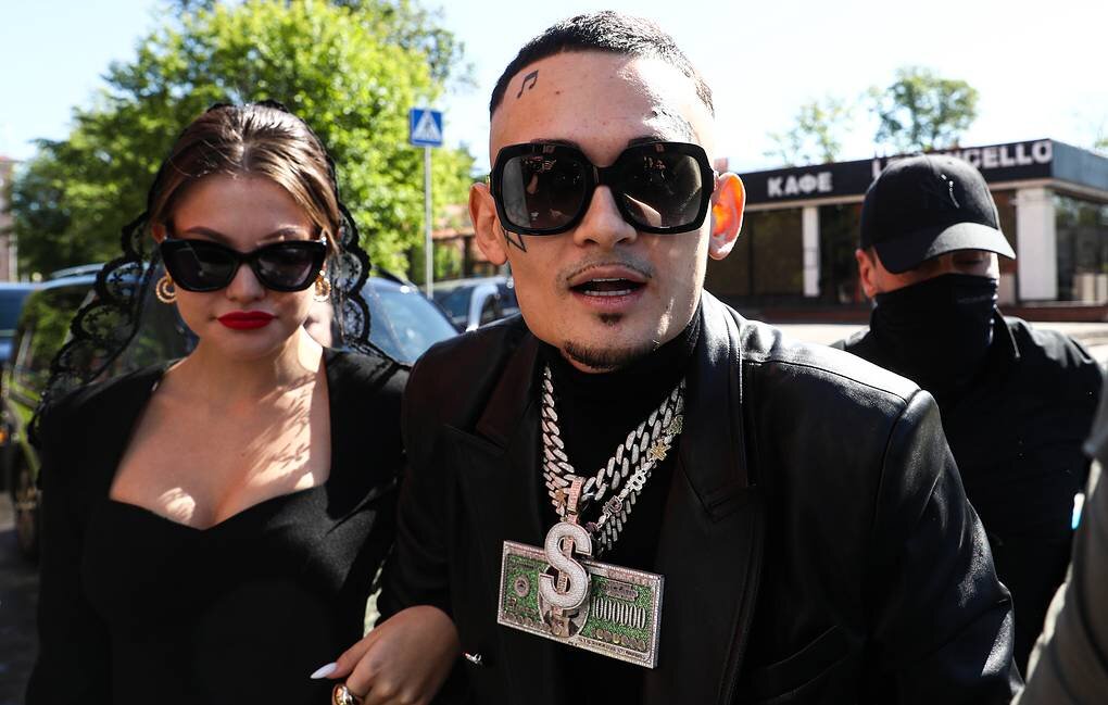 "Меня сегодня судили за строчки, которые я не пел. Меня признали виновным, и я заплачу в казну России 100 тыс. рублей. Конечно, обжалую 