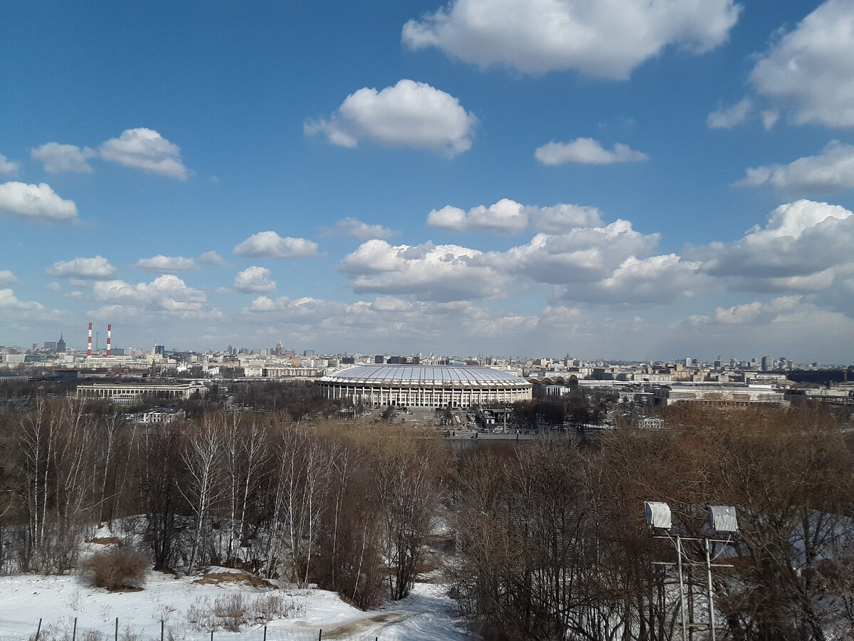 Вид на город со стороны смотровой площадки на Воробьевых горах. Москва, весна 2021.Фото автора статьи The ЖурнальчиК. 