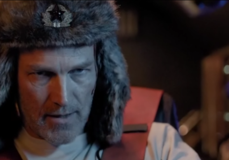 Бран Маршалл в кабине своего КК. Особенно впечатляет его ушанка с кокардой Советской Армии - сразу же возникают сомнения в дальнейшем просмотре... (с) Кадр из фильма