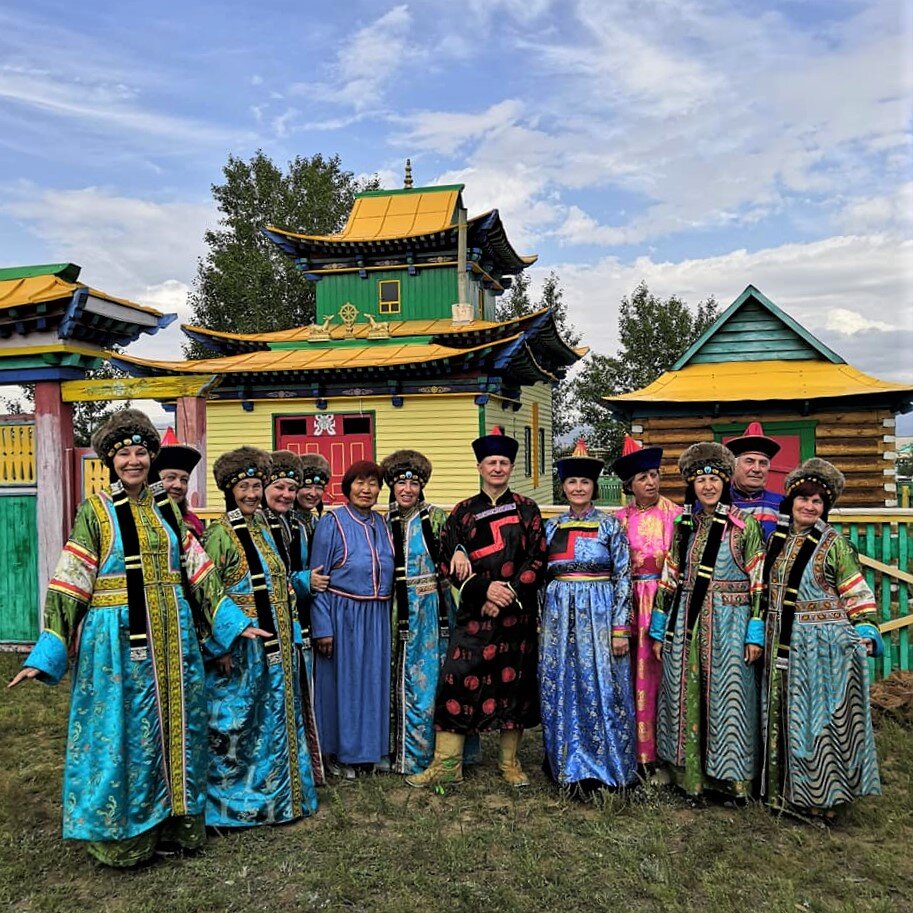 Фотосессия в национальных костюмах. С. Харгана