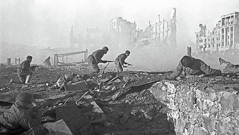 Сталинградская битва, красноармейцы на улицах разрушенного города