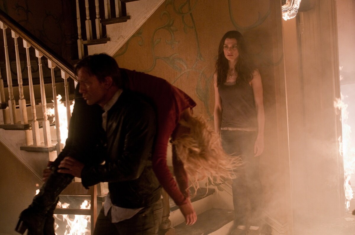 - Вот так всегда! Блондинок, значит, он спасает, а брюнетки пусть сами выбираются! 