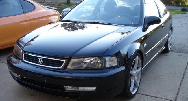 Большая часть площади переднего бампера отведена под формирование воздуховода, закрытого тремя планками.