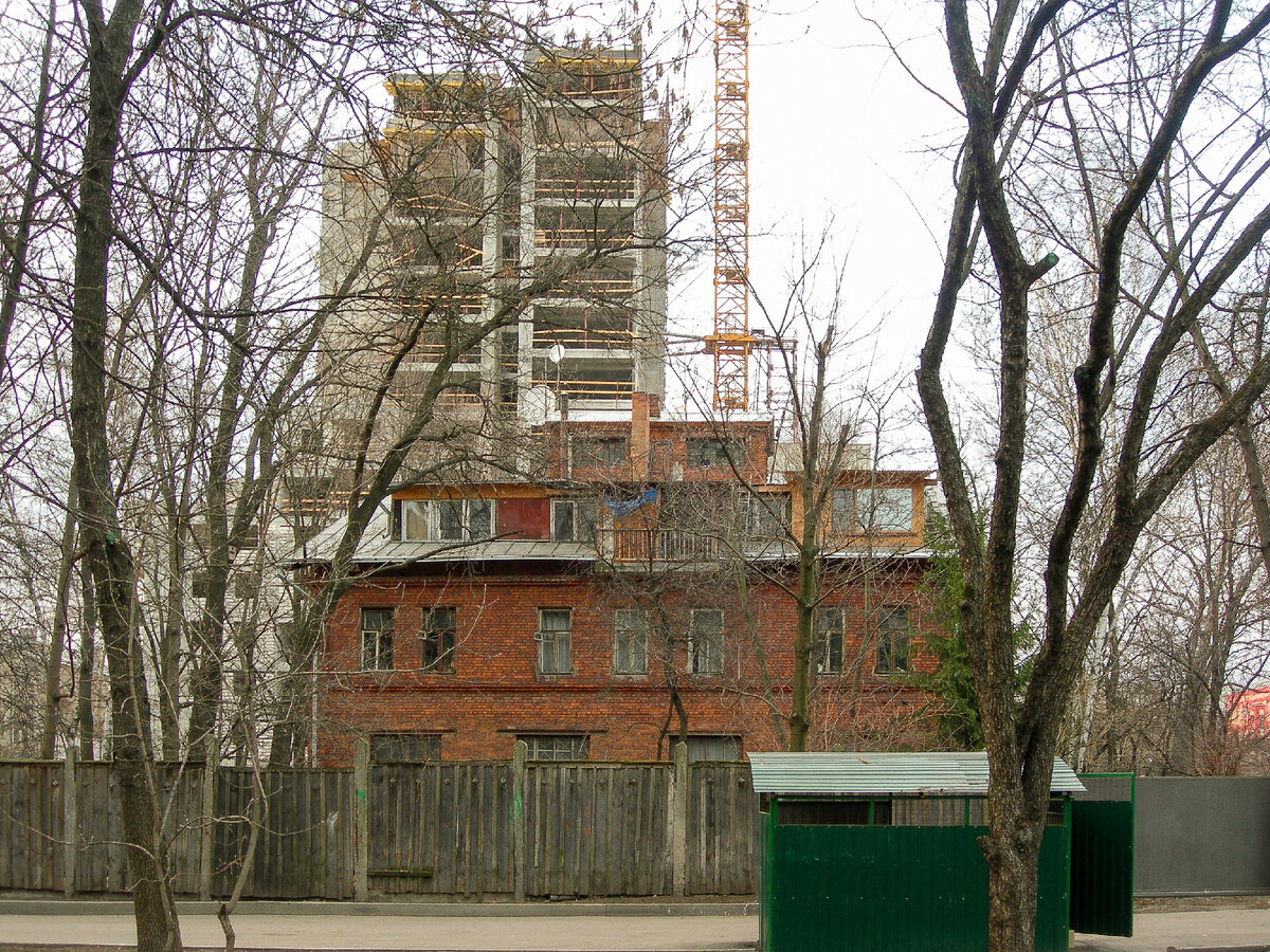 Строительство ЖК "Московские окна" (на заднем плане). Фото 3 апреля 2008 года.