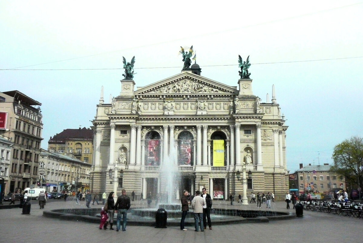 Оставлю в качестве иллюстрации фотографию Оперного театра. Из личного архива