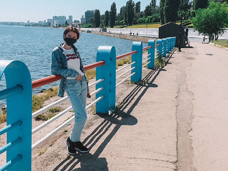 Если тут я застегну джинсовую рубашку и не заправлю её, верх будет более длинным, а ноги сразу укоротятся. Черная контрастная обувь тут, кстати, работает НЕ на удлинение ног, светлая обувь смотрелась бы лучше. 