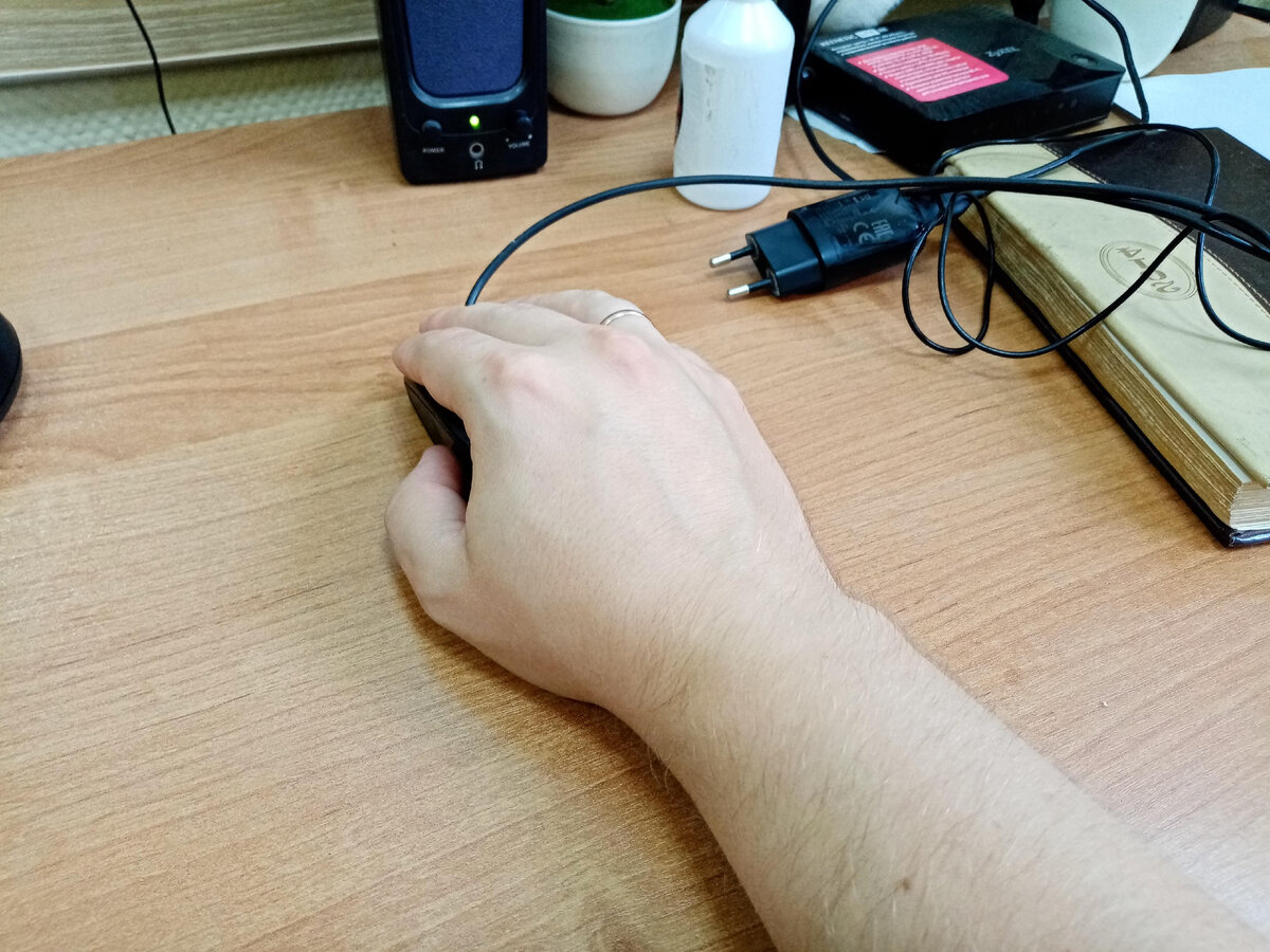 Положение руки не естесственно.