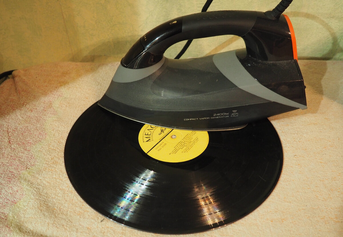 Современный утюг для иллюстрации