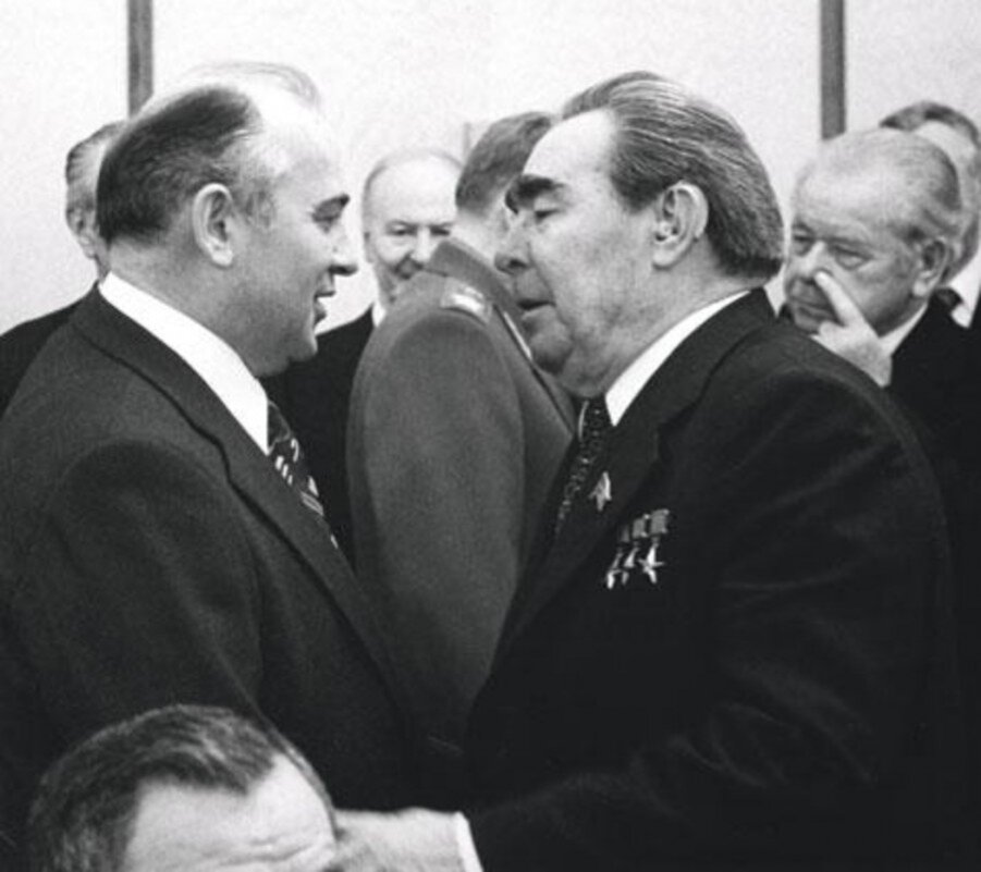 Первый "социал-демократ" во главе ЦК КПСС М.С. Горбачев и последний коммунист на этом посту Л.И. Брежнев 