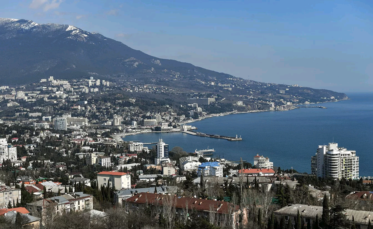 Зачем Сбербанку и другим банкам быть в Крыму? Там и так переизбыток  банковских услуг! | За 1000 км от Москвы | Дзен