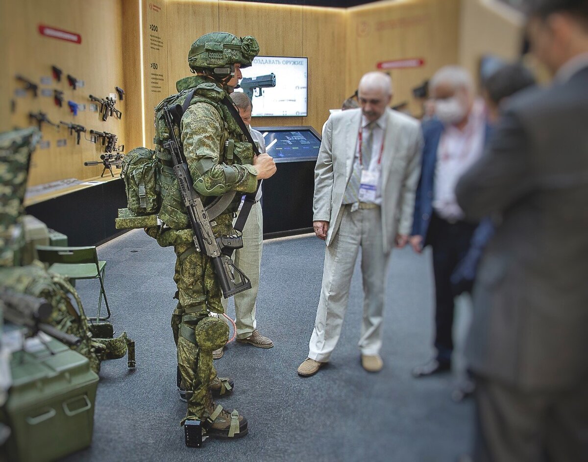 Боец в экзоскелете