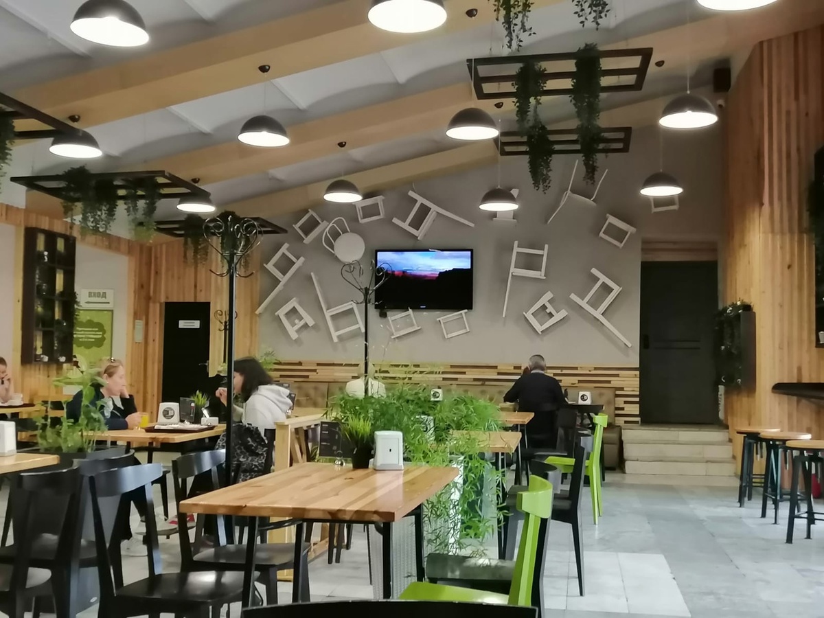 Интерьер современный. На мой вкус, перевернутые стулья - это не для столовой. Фото автора. 