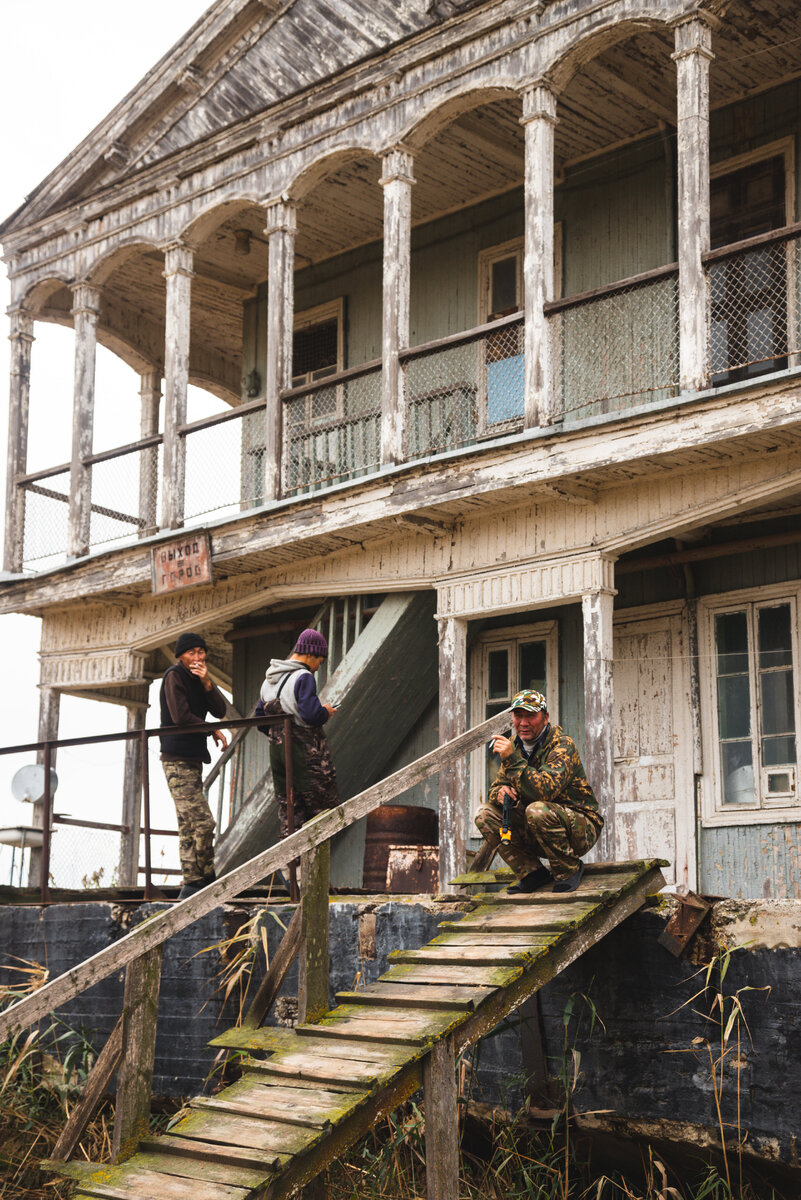 Увидели заброшенный дебаркадер в дельте Волги. Оказалось, это бывший ...