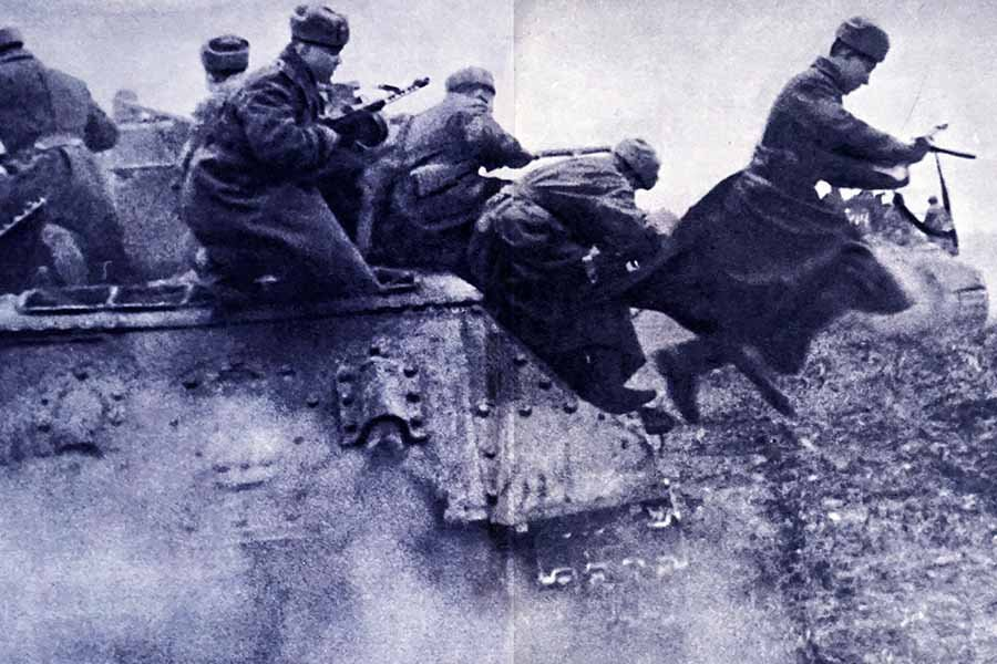 Советские солдаты наступают на немецкую армию в 1941 году - Фото: World History Archive/TASS