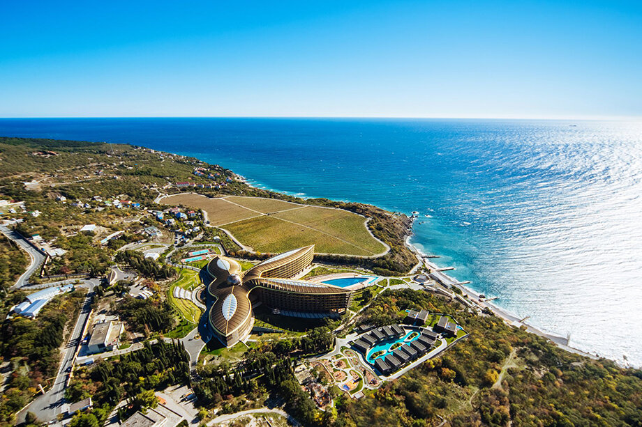 Недельное проживание в однокомнатном номере De Luxe пятизвёздочного отеля Mria Resort & SPA обойдётся семье с ребёнком до пяти лет примерно в 370 тыс. рублей. Фото: официальный сайт отеля Mria Resort & SPA