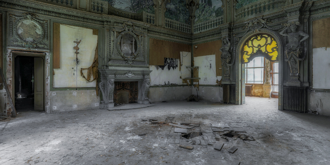 Заброшка на холме поразила сохранностью интерьеров XVII века. Проникли внутрь до вандалов и показываем вам