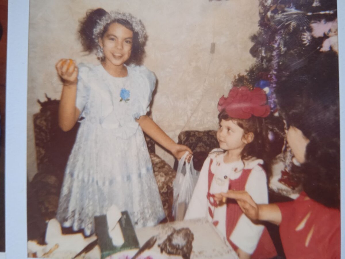 Фото автора из детства, у той самой ёлки. Маленькая девочка-моя племянница.