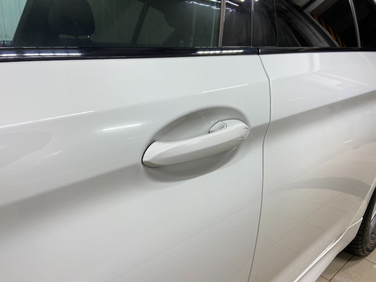 Опрятная машина с чистыми дверными ручками