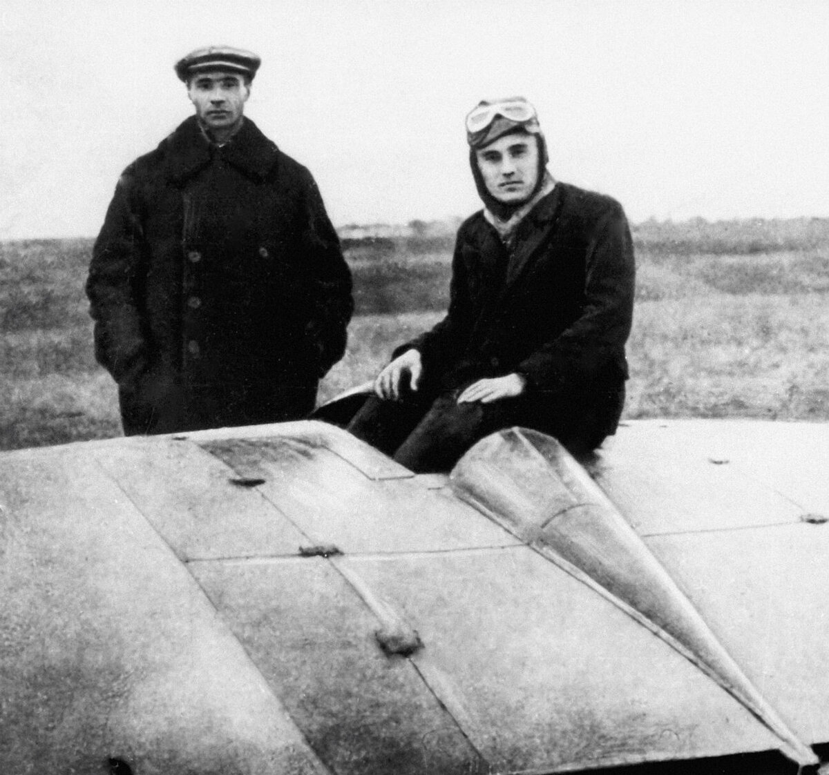 Авиаконструктор Борис Черановский (слева) и пилот-планерист Сергей Королев у планера "БИЧ-8", 1929/ Sputnik