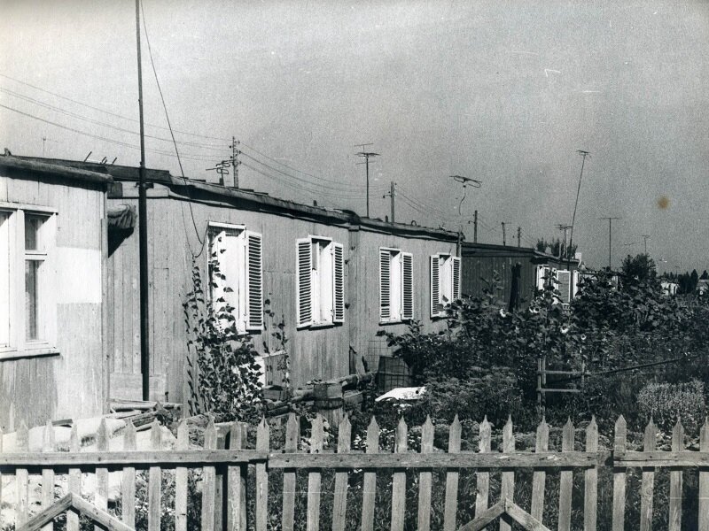 pastvu.com Нашла те самые наши вагончики на 2 хозяина. Прошло столько лет.! Самое плохое-близкое расположение друг к другу. Очень высокая пожаро-опасность. Сгорают полностью за 15 минут.