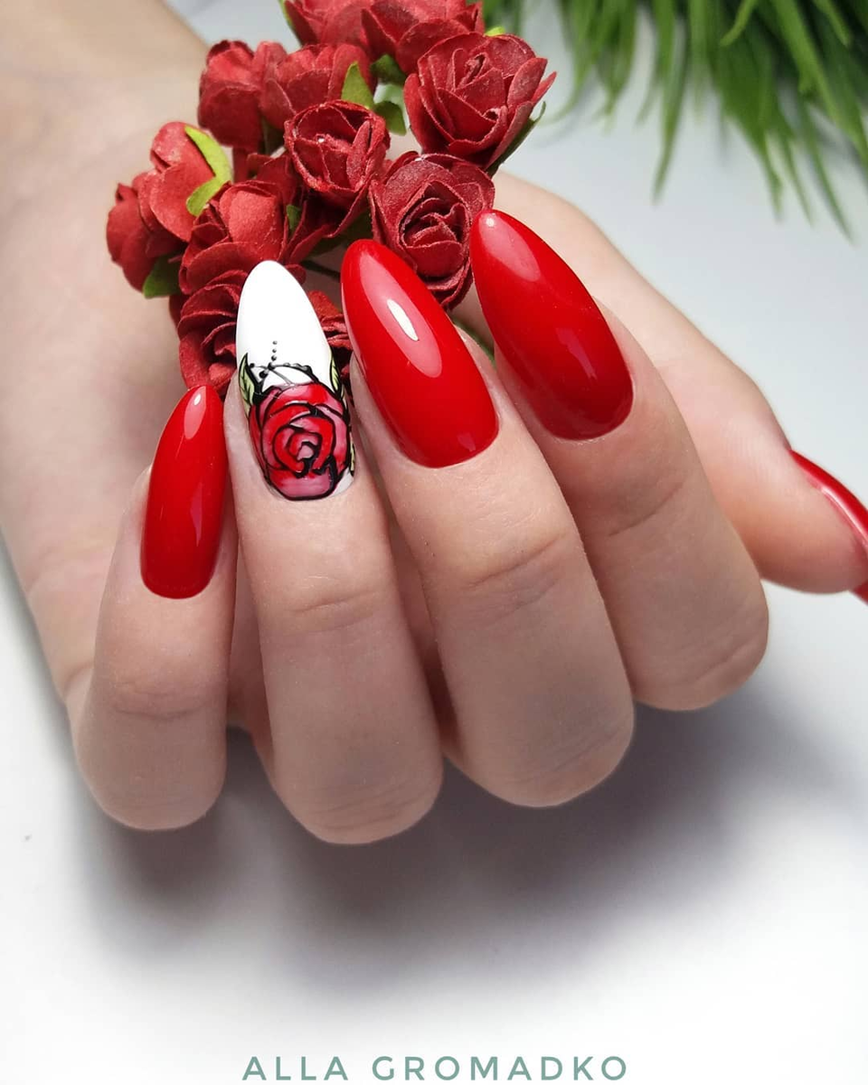 Дизайн ногтей красного цвета с золотом (50+ фото)