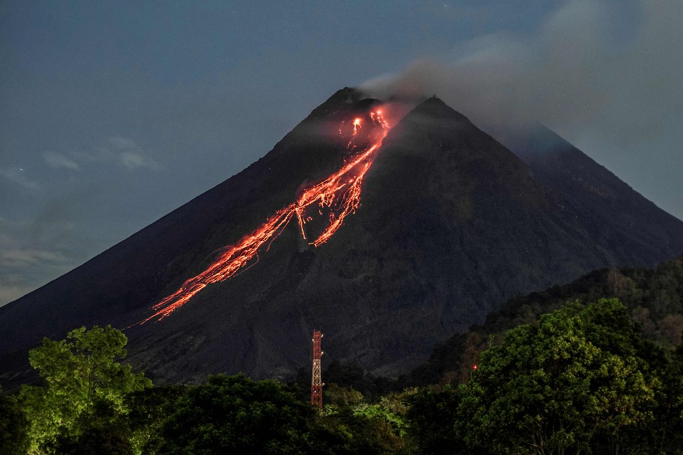 Vulcano. Вулкан Мерапи Индонезия. Мерапи остров Ява. Вулкан Мерапи извержение 2010. Вулкан Мерапи Ява.