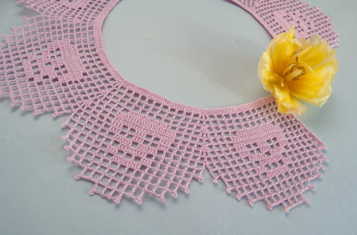 Воротничок крючком в филейной технике.