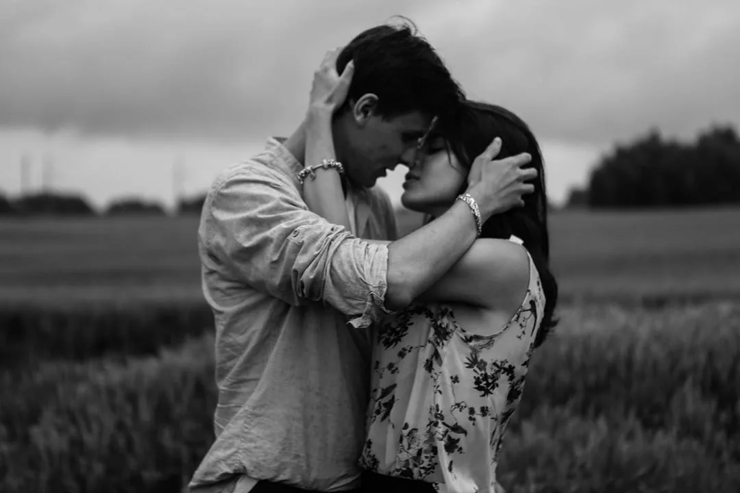 Обнимает девушку. Годные отношения. Отношения мужчины и женщины. Фото разорванные отношения. Годные отношения.