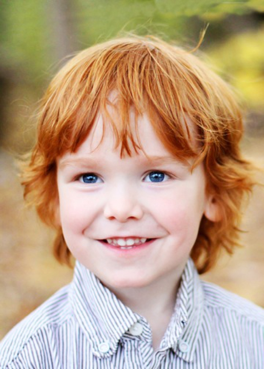 Рыжий мальчик. Мальчик с рыжими волосами. Мальчик улыбается. Рыжий ребенок мальчик.