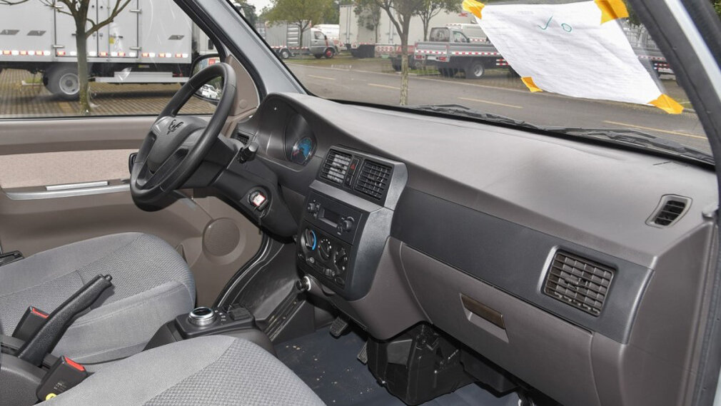 На фото: салон фургона Wuling GXА503 / EV50