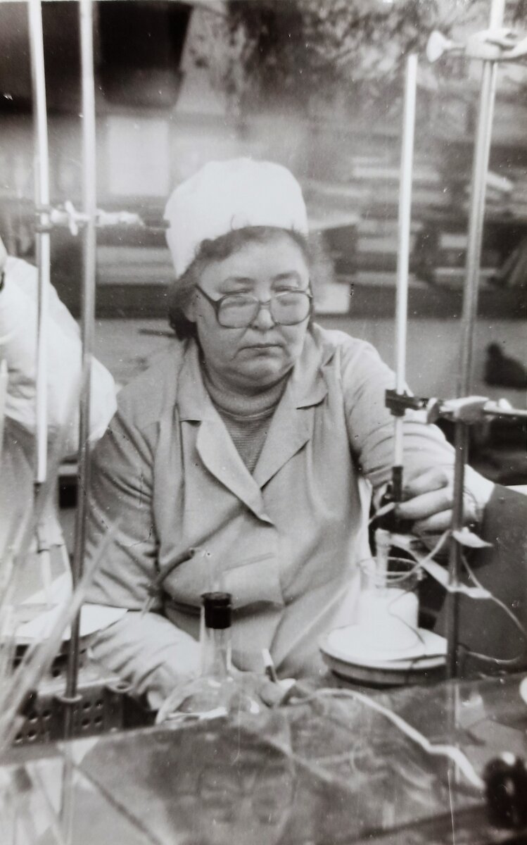 Участники первого конкурса профессионального мастерства среди лаборантов химического анализа. 1978 год. Фото из архива ИВЦ АО «Пигмент»