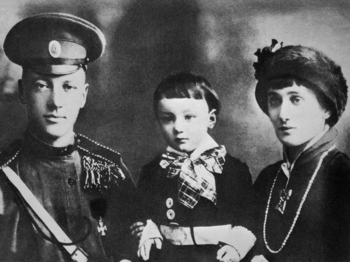 Поэт Николай Гумилев и Анна Ахматова с сыном Левой. 1915 год. Фотография: ИТАР-ТАСС