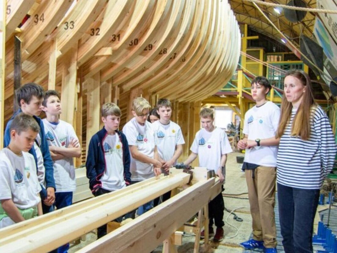 На заднем плане та самая шхуна.