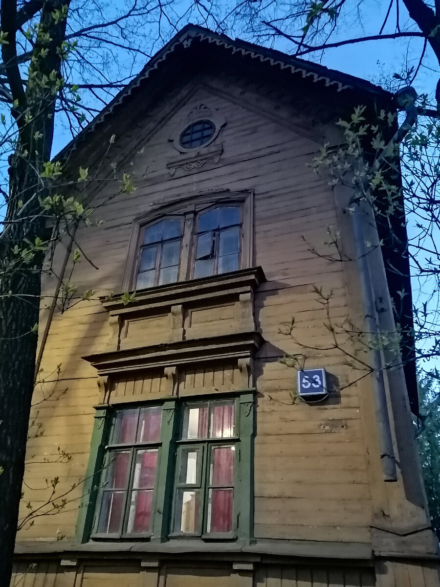 Дом Вильямса — частный деревянный дом в викторианском стиле посреди современного города.