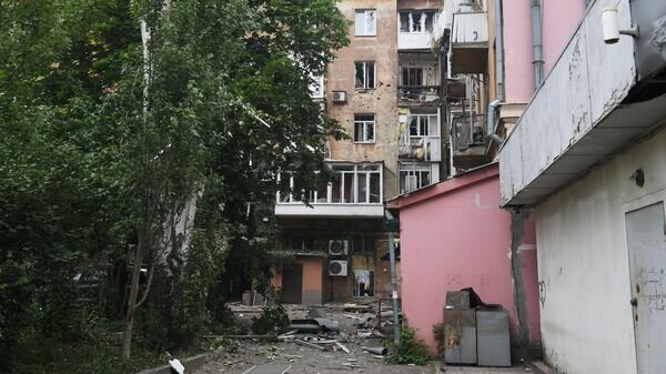    Жилой дом на Университетской улице в Ворошиловском районе Донецка, подвергшийся обстрелу© РИА Новости / Константин Михальчевский
